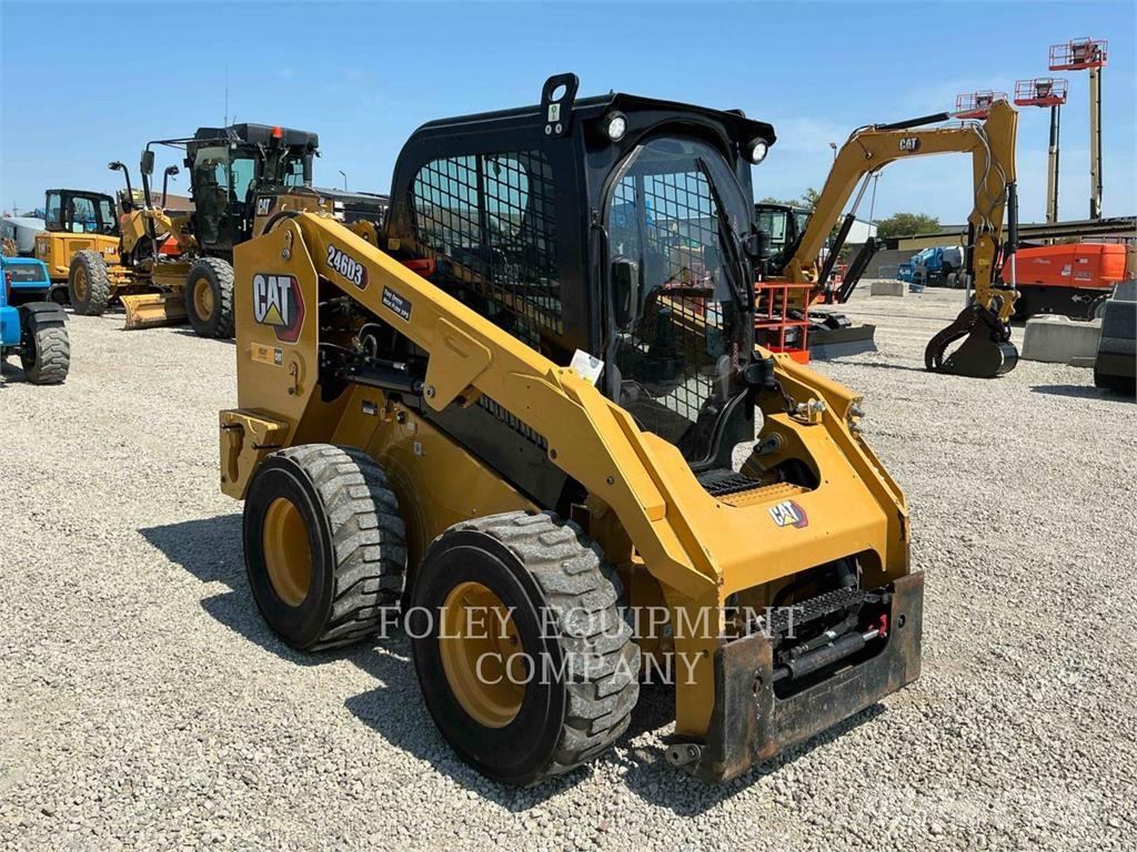 CAT 246D3 لوادر انزلاقية التوجيه