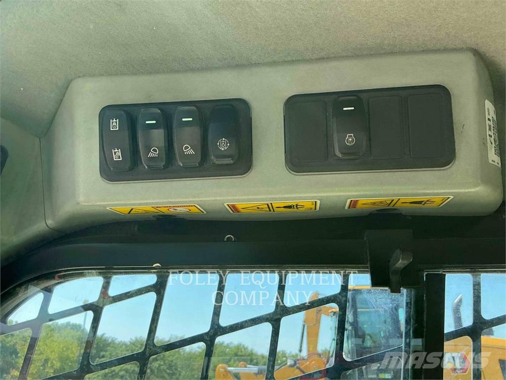 CAT 246D3 لوادر انزلاقية التوجيه