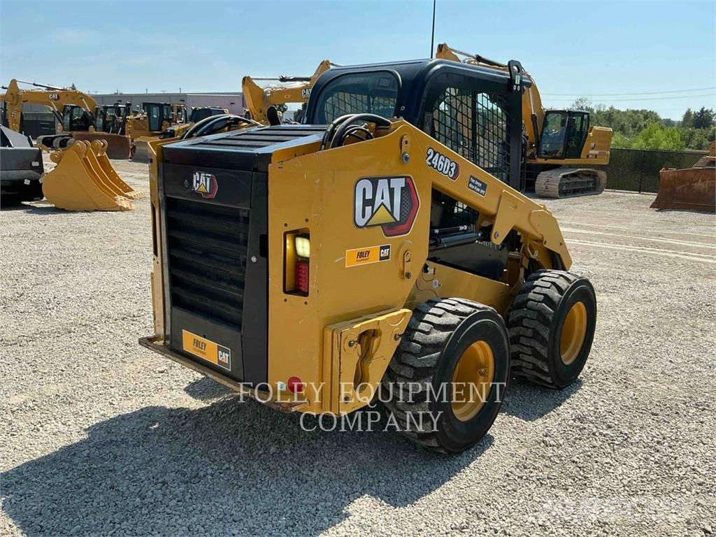 CAT 246D3 لوادر انزلاقية التوجيه