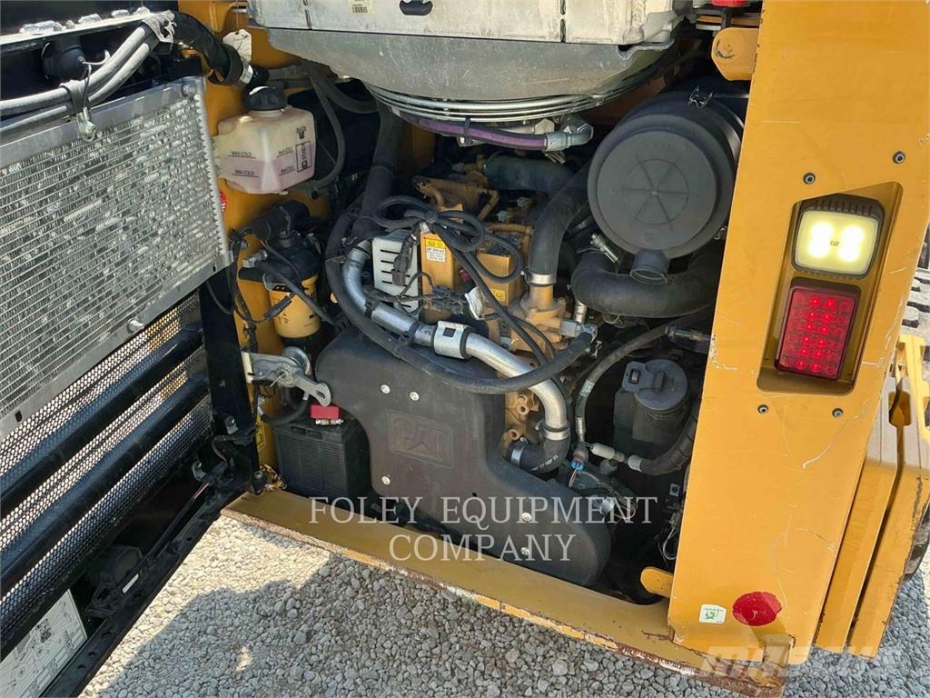 CAT 246D3 لوادر انزلاقية التوجيه