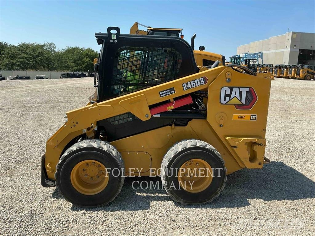 CAT 246D3 لوادر انزلاقية التوجيه