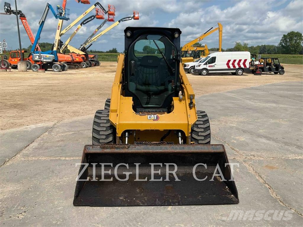 CAT 246D3 لوادر انزلاقية التوجيه