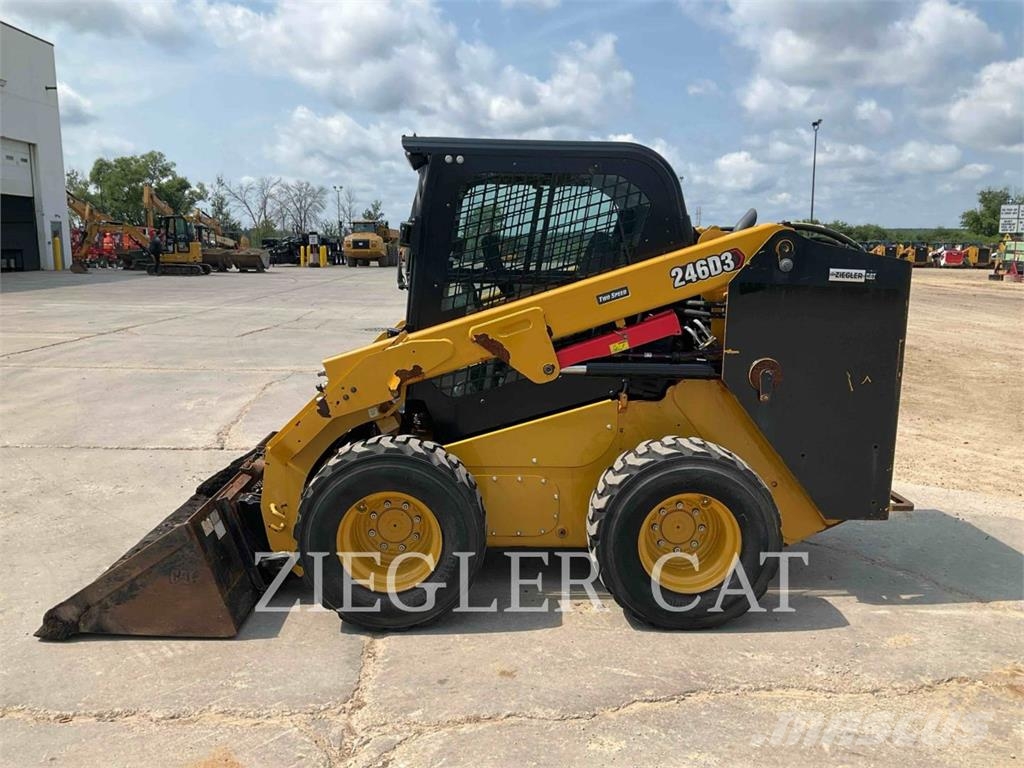 CAT 246D3 لوادر انزلاقية التوجيه