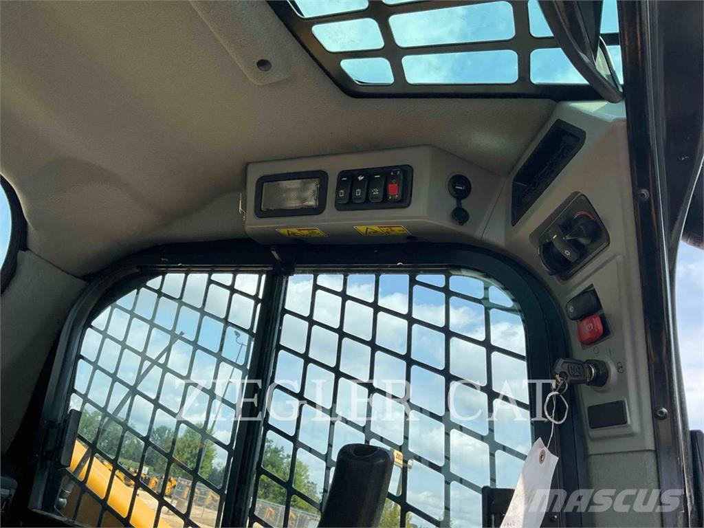 CAT 246D3 لوادر انزلاقية التوجيه