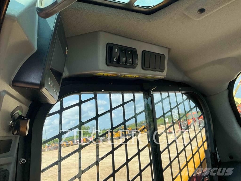 CAT 246D3 لوادر انزلاقية التوجيه