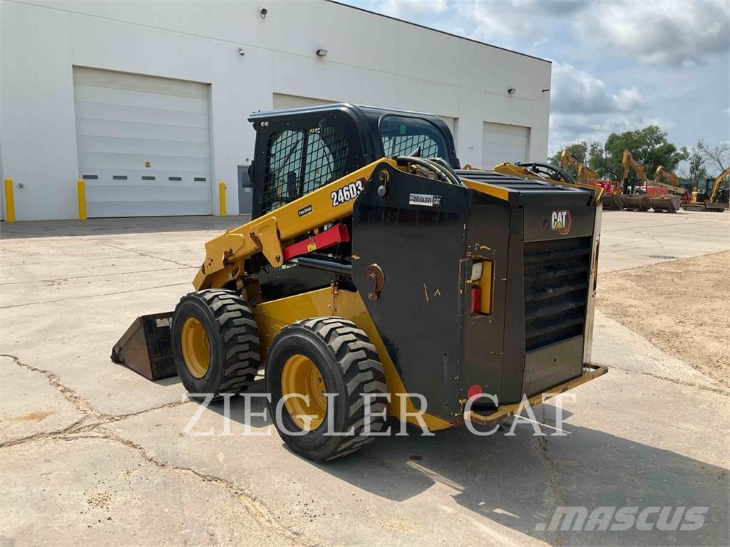 CAT 246D3 لوادر انزلاقية التوجيه
