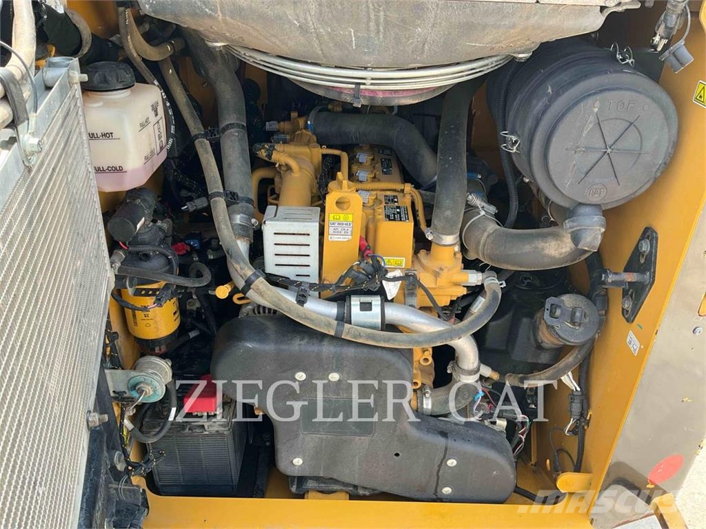CAT 246D3 لوادر انزلاقية التوجيه