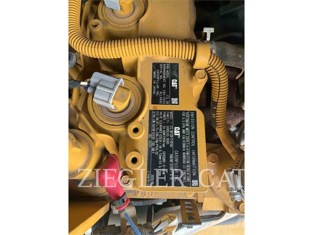 CAT 246D3 لوادر انزلاقية التوجيه