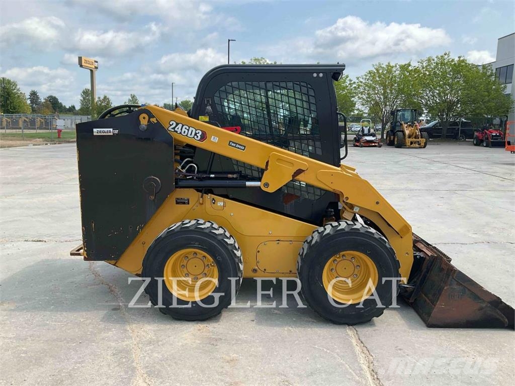 CAT 246D3 لوادر انزلاقية التوجيه