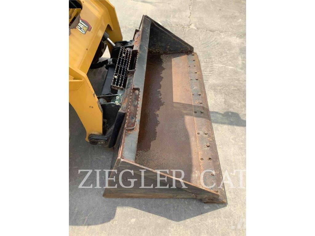 CAT 246D3 لوادر انزلاقية التوجيه