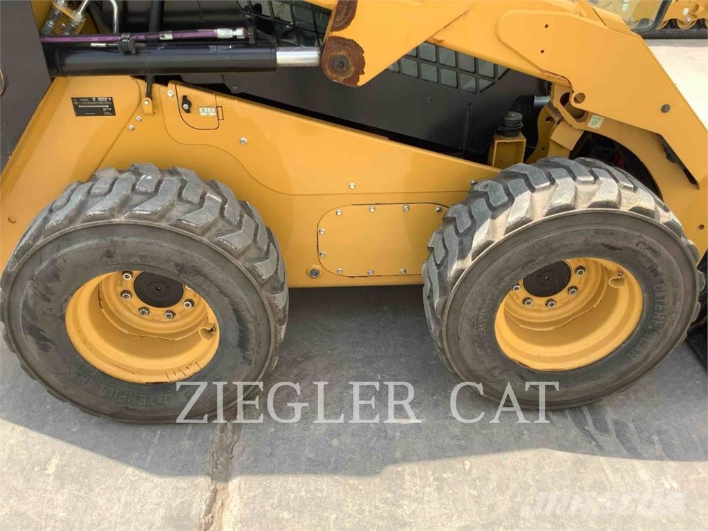 CAT 246D3 لوادر انزلاقية التوجيه