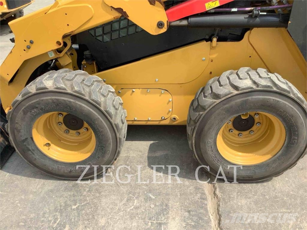 CAT 246D3 لوادر انزلاقية التوجيه