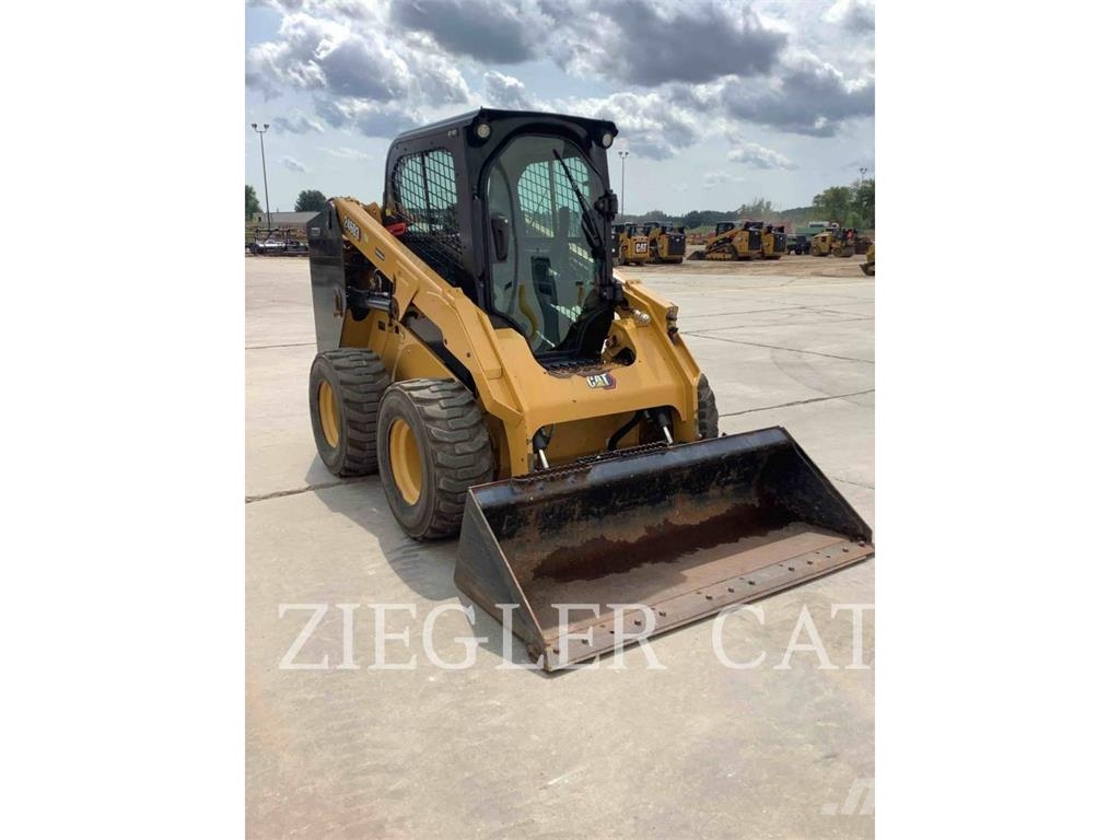 CAT 246D3 لوادر انزلاقية التوجيه