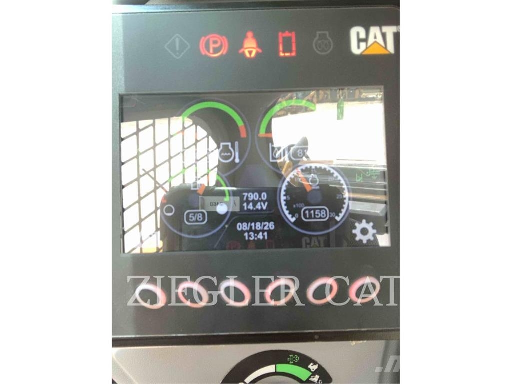 CAT 246D3 لوادر انزلاقية التوجيه