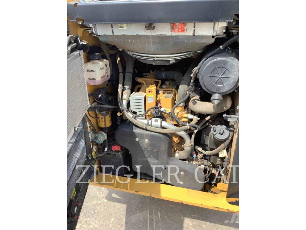 CAT 246D3 لوادر انزلاقية التوجيه