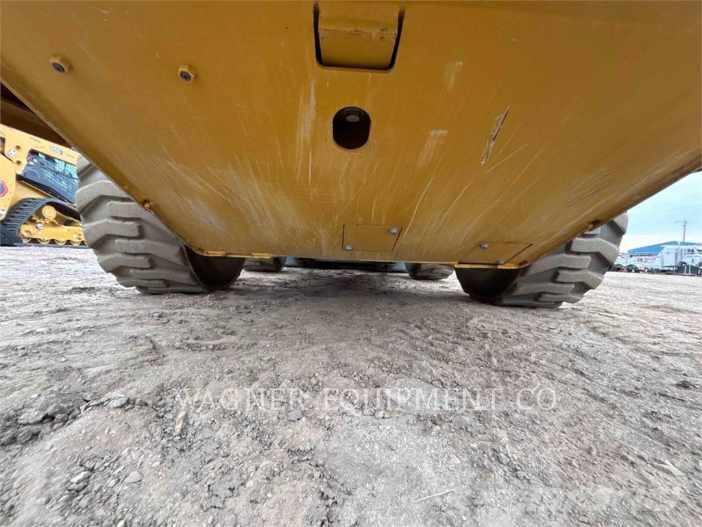 CAT 246D3 滑移轉向裝載機