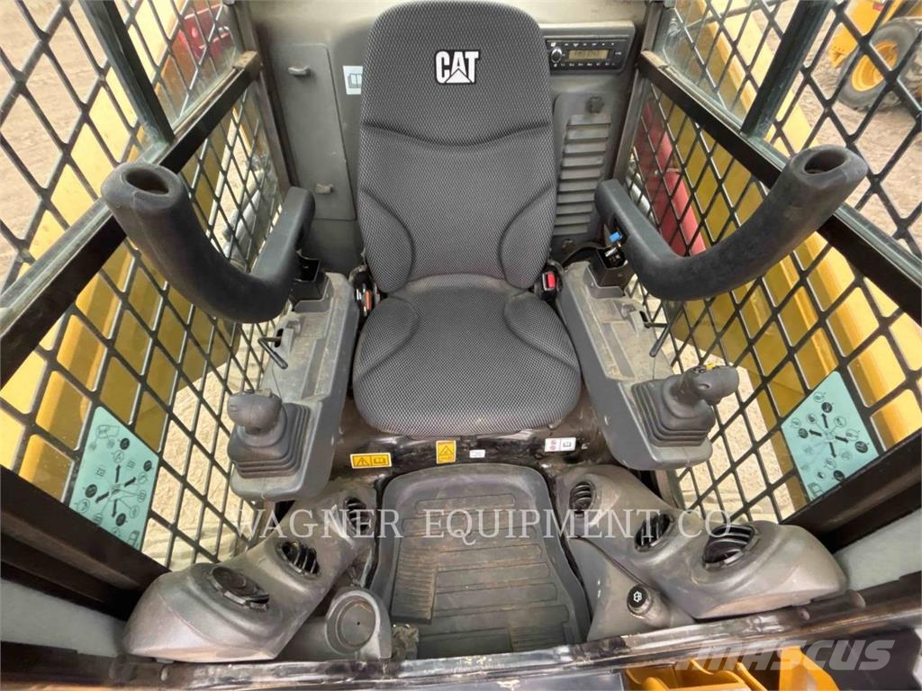 CAT 246D3 滑移轉向裝載機