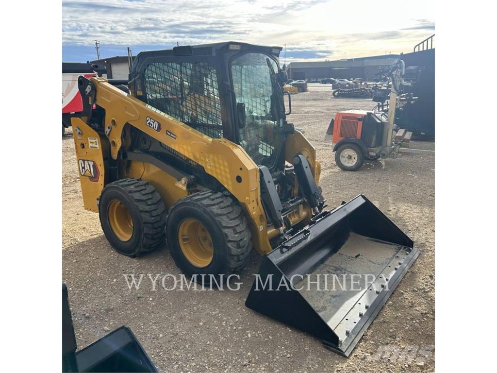 CAT 250 Lietoti riteņu kompaktiekrāvēji
