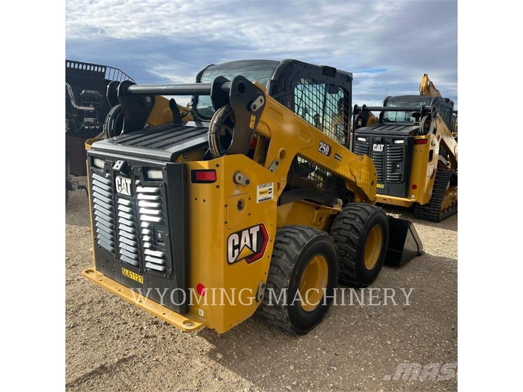 CAT 250 Lietoti riteņu kompaktiekrāvēji