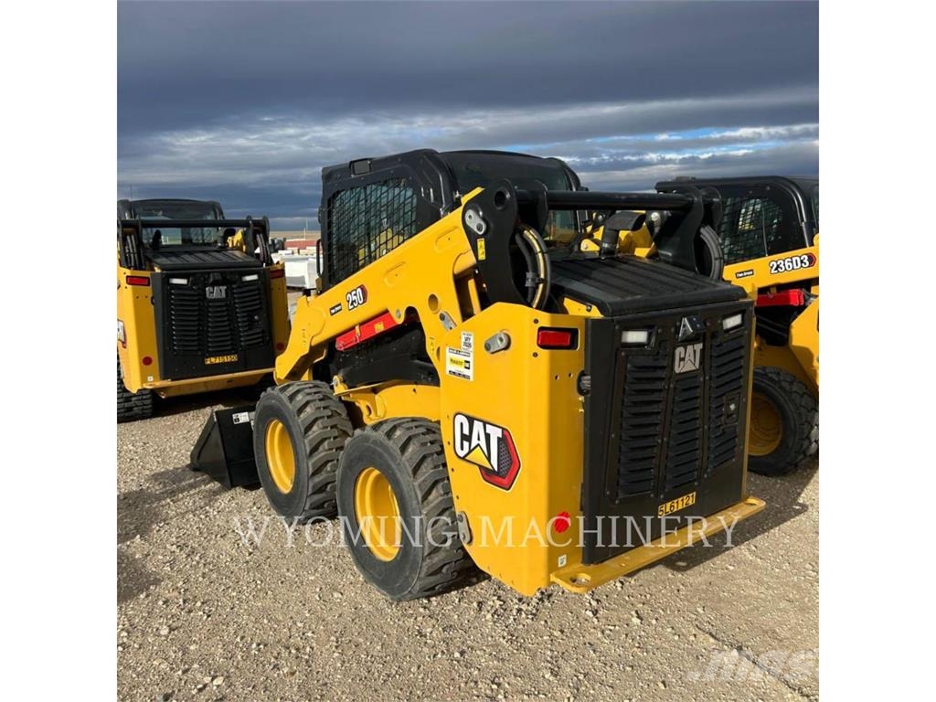 CAT 250 Lietoti riteņu kompaktiekrāvēji