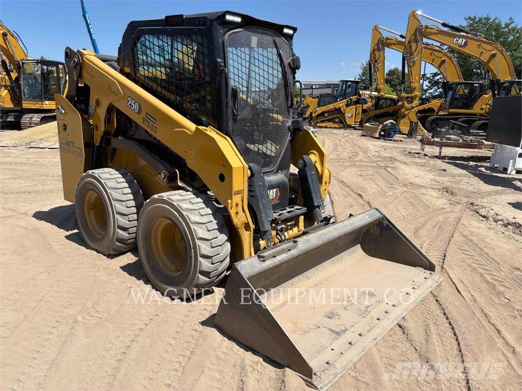 CAT 250 Lietoti riteņu kompaktiekrāvēji