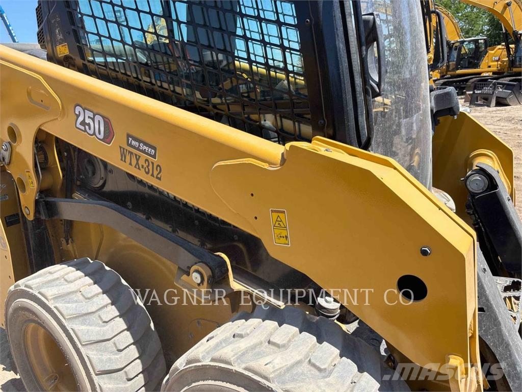 CAT 250 Lietoti riteņu kompaktiekrāvēji