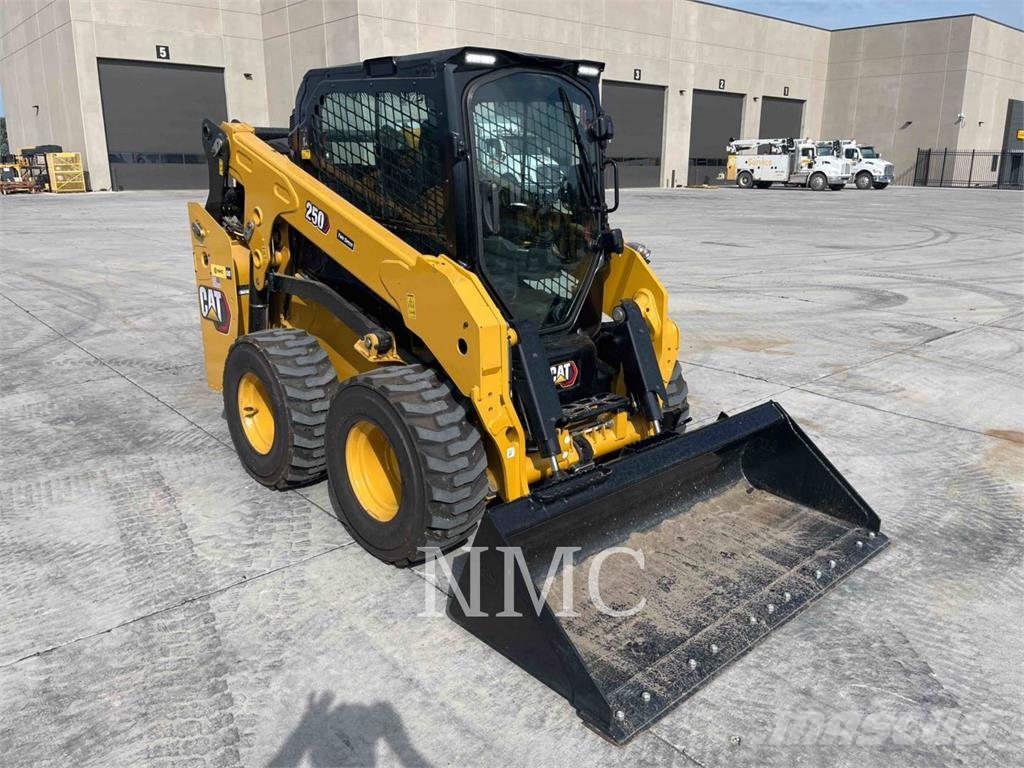CAT 250 Liukuohjatut kuormaajat