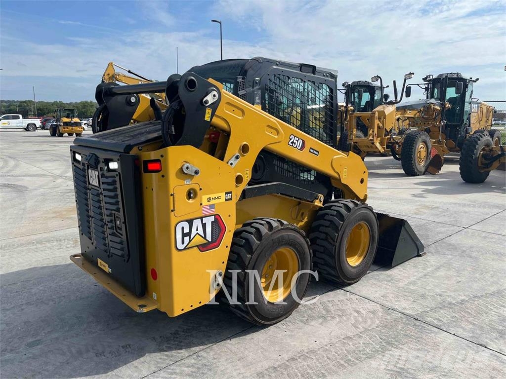 CAT 250 Liukuohjatut kuormaajat