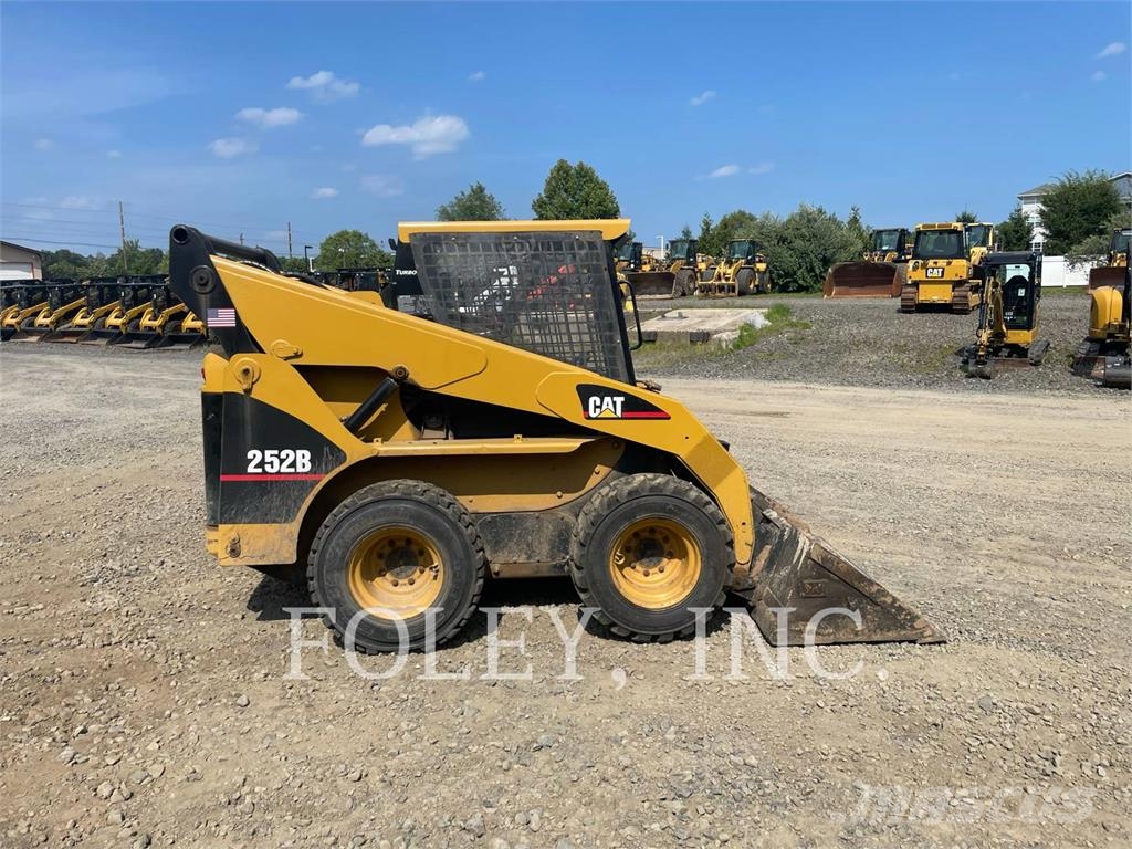 CAT 252B لوادر انزلاقية التوجيه