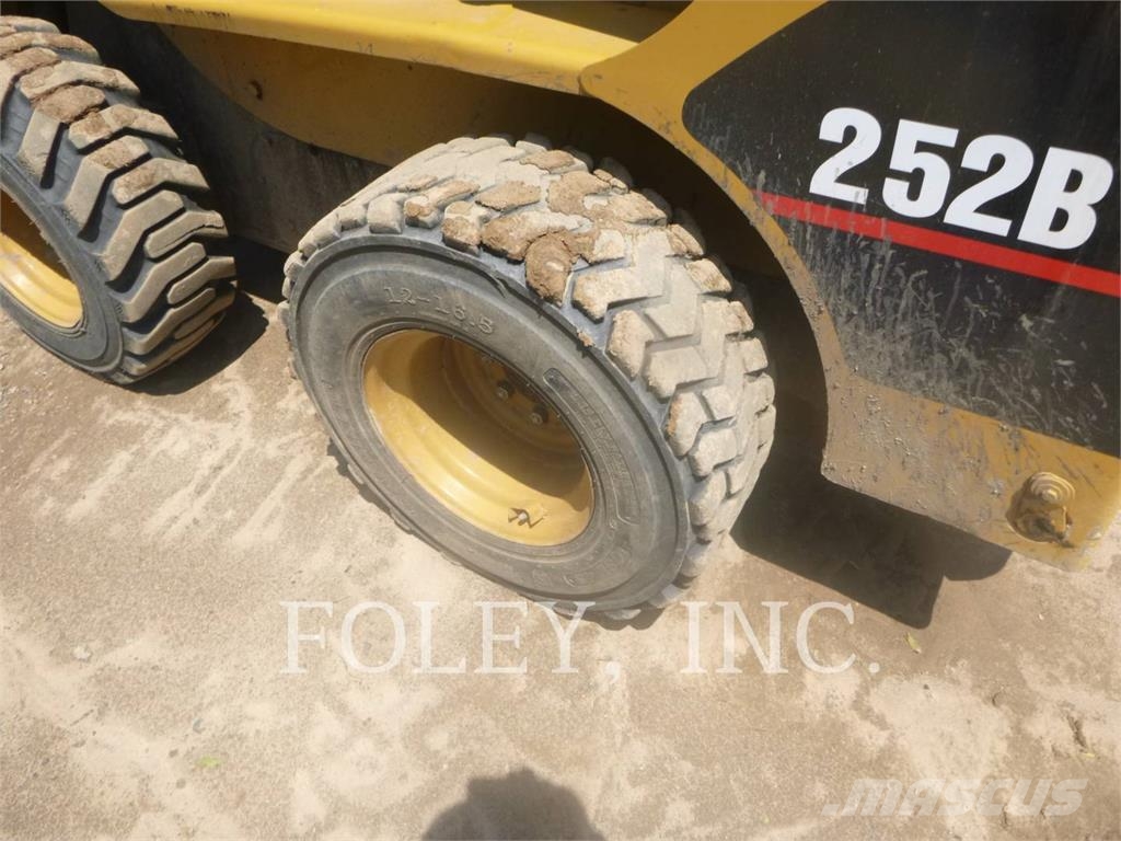 CAT 252B لوادر انزلاقية التوجيه