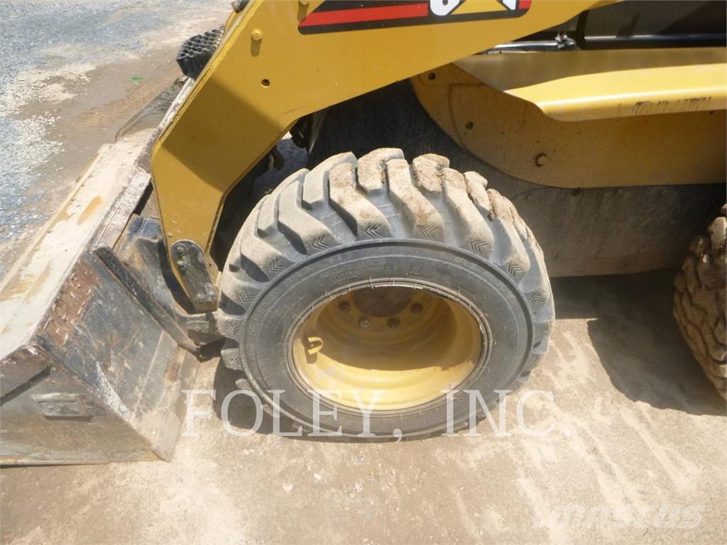 CAT 252B لوادر انزلاقية التوجيه