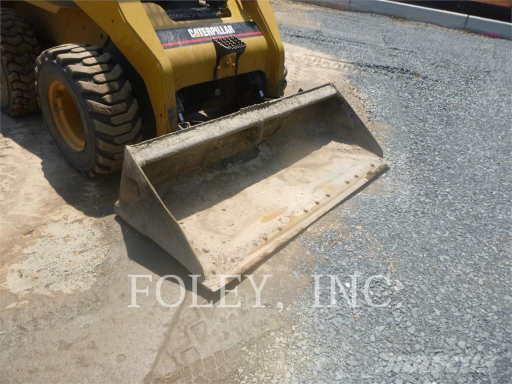 CAT 252B لوادر انزلاقية التوجيه