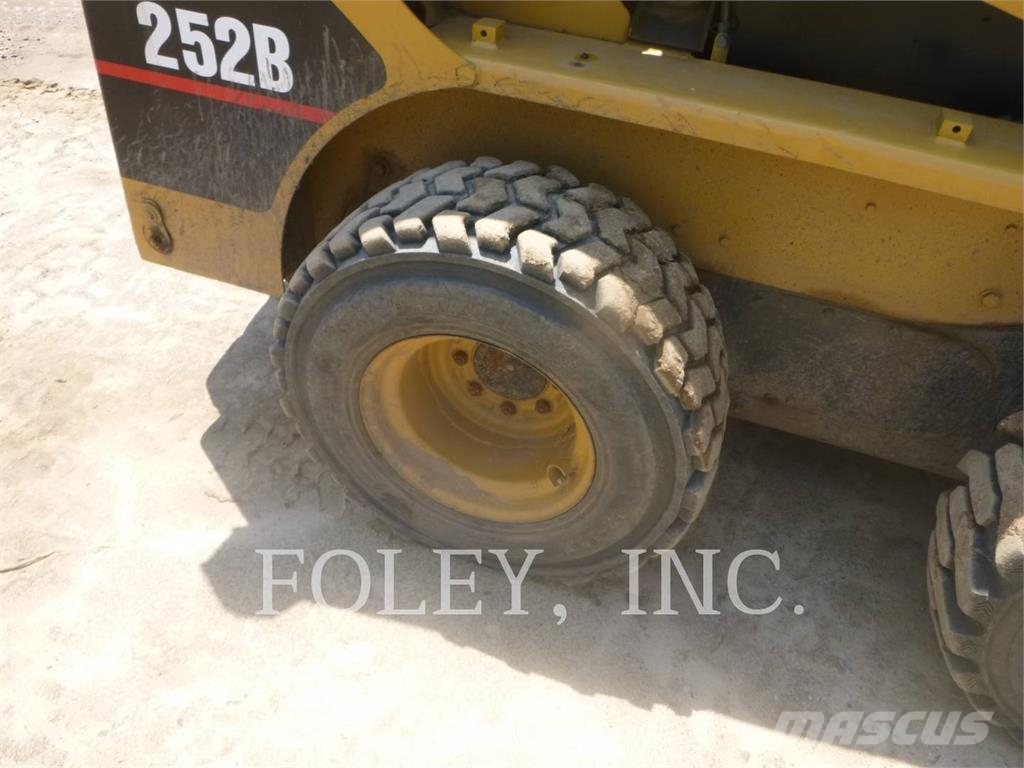 CAT 252B لوادر انزلاقية التوجيه