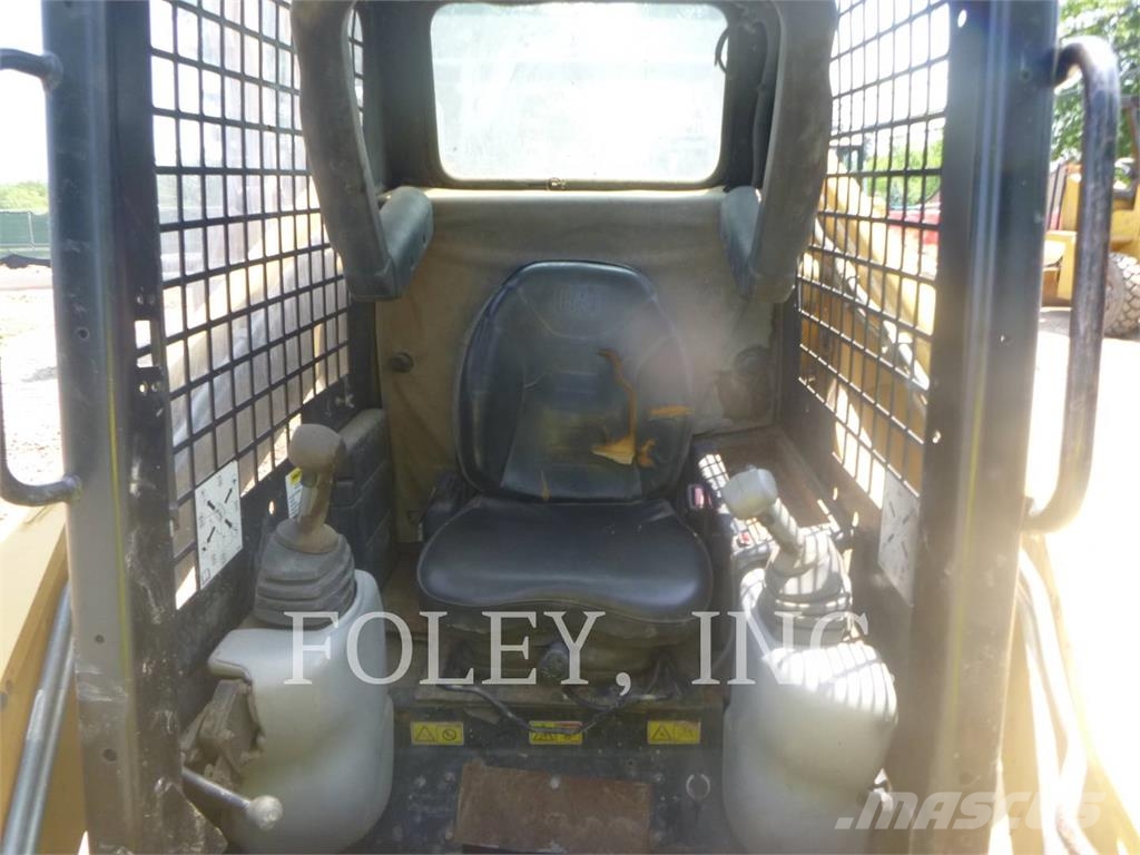 CAT 252B لوادر انزلاقية التوجيه