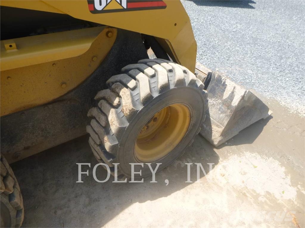 CAT 252B لوادر انزلاقية التوجيه