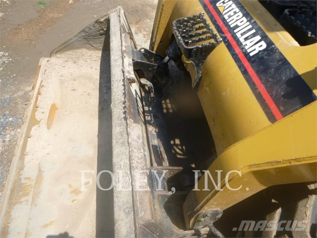 CAT 252B لوادر انزلاقية التوجيه