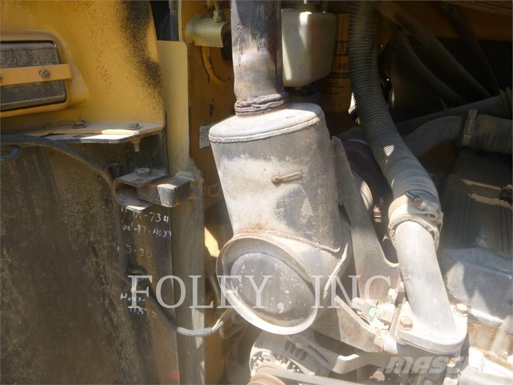 CAT 252B لوادر انزلاقية التوجيه