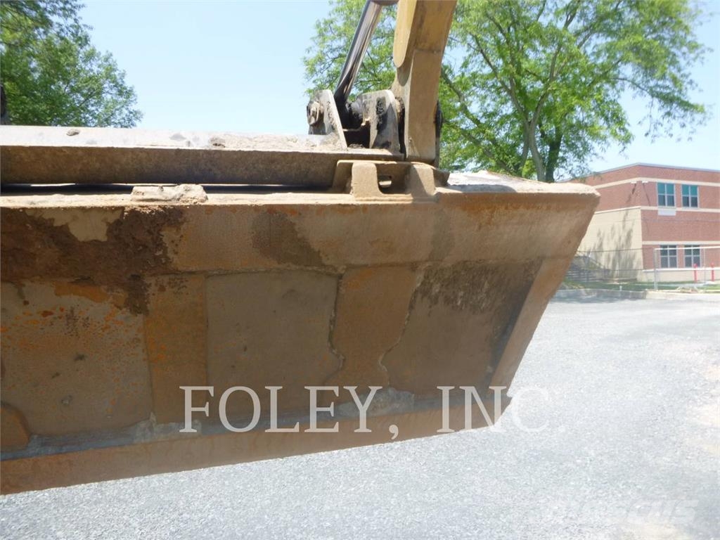 CAT 252B لوادر انزلاقية التوجيه