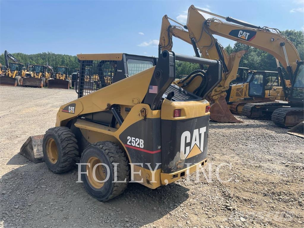 CAT 252B لوادر انزلاقية التوجيه