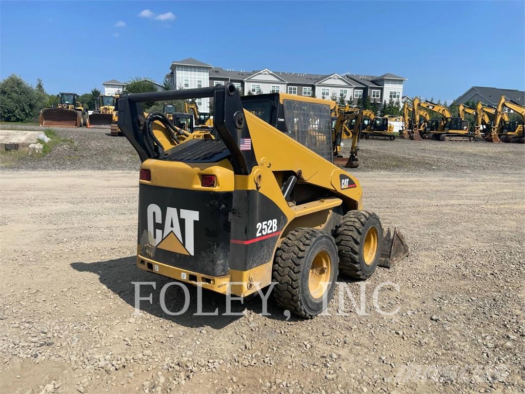 CAT 252B لوادر انزلاقية التوجيه