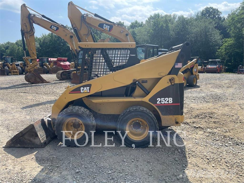CAT 252B لوادر انزلاقية التوجيه