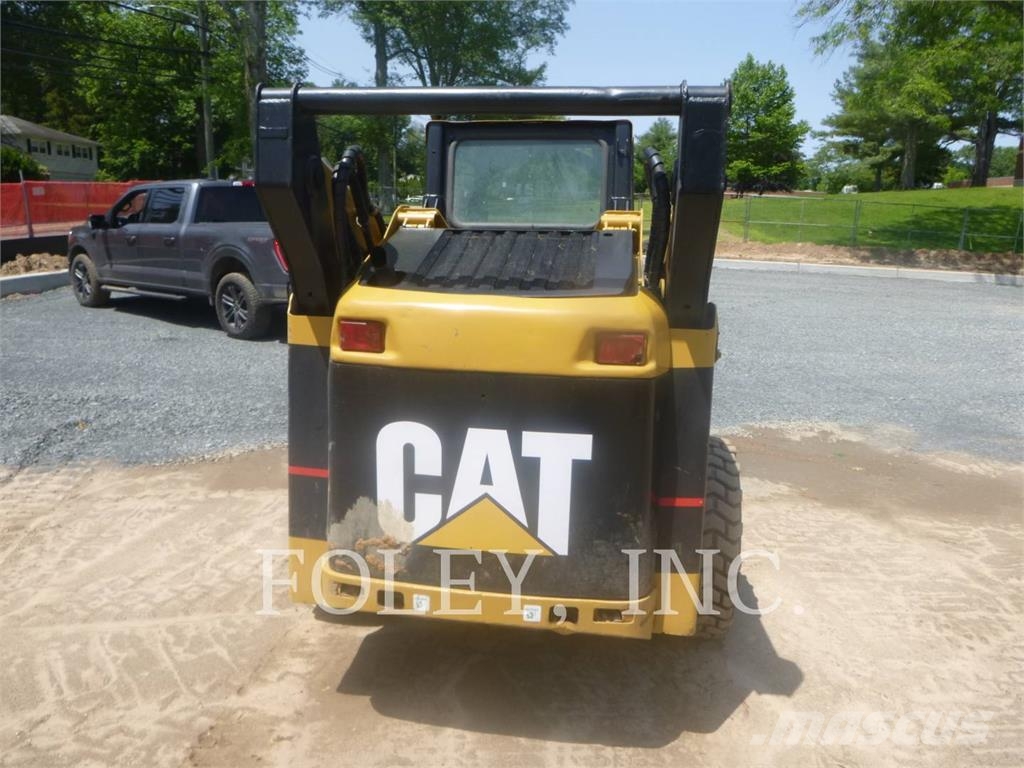 CAT 252B لوادر انزلاقية التوجيه
