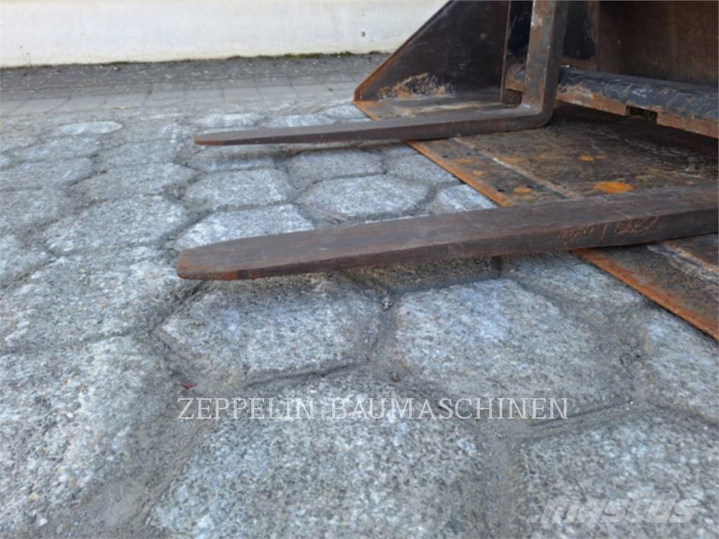 CAT 259D Lietoti riteņu kompaktiekrāvēji