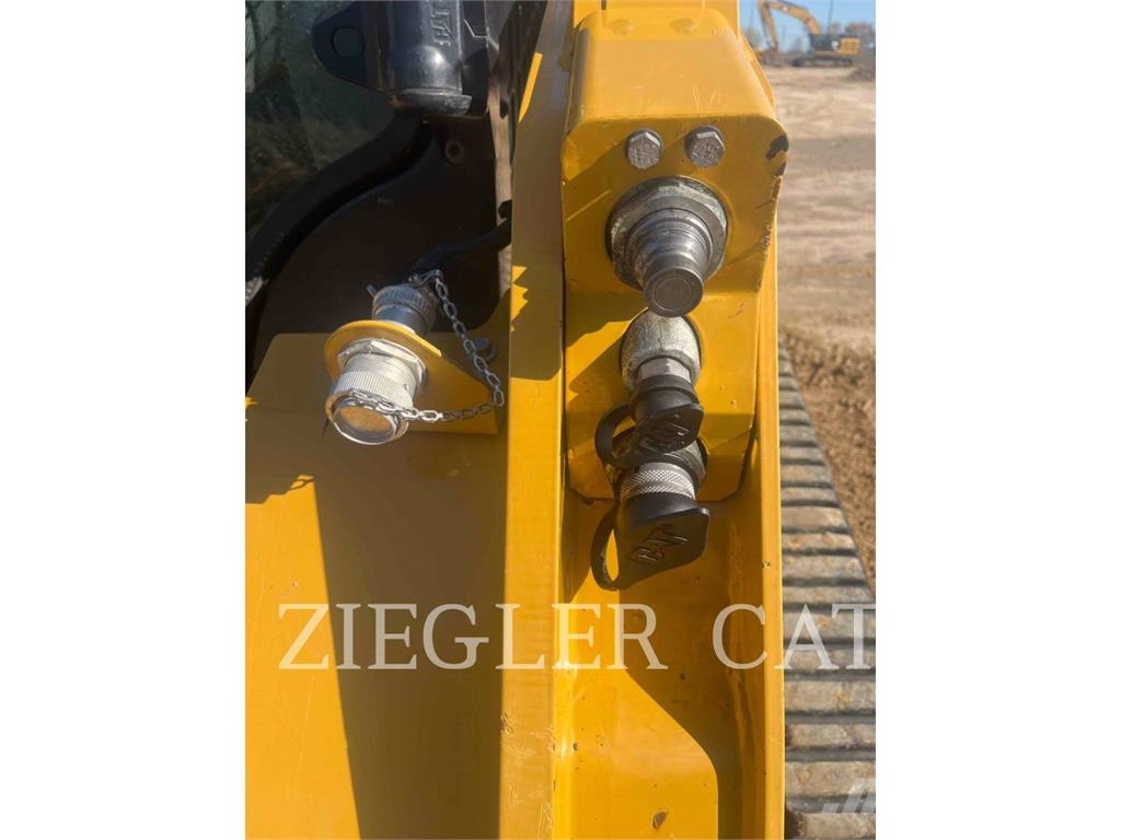 CAT 259D3 Верижен товарач