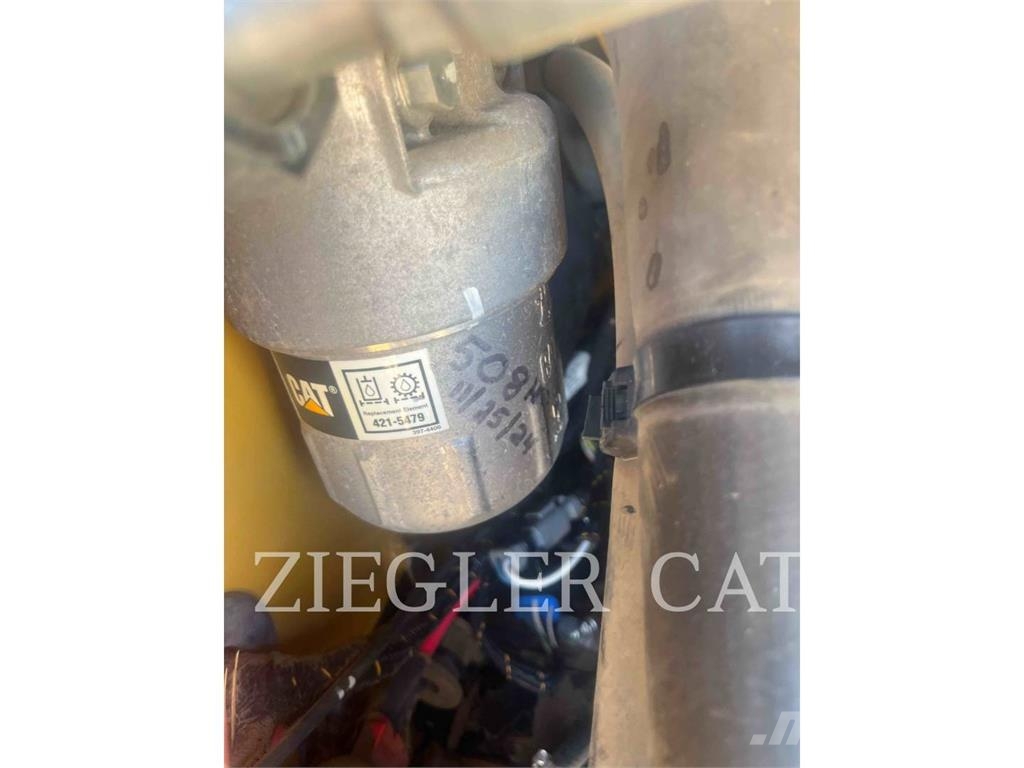 CAT 259D3 Верижен товарач