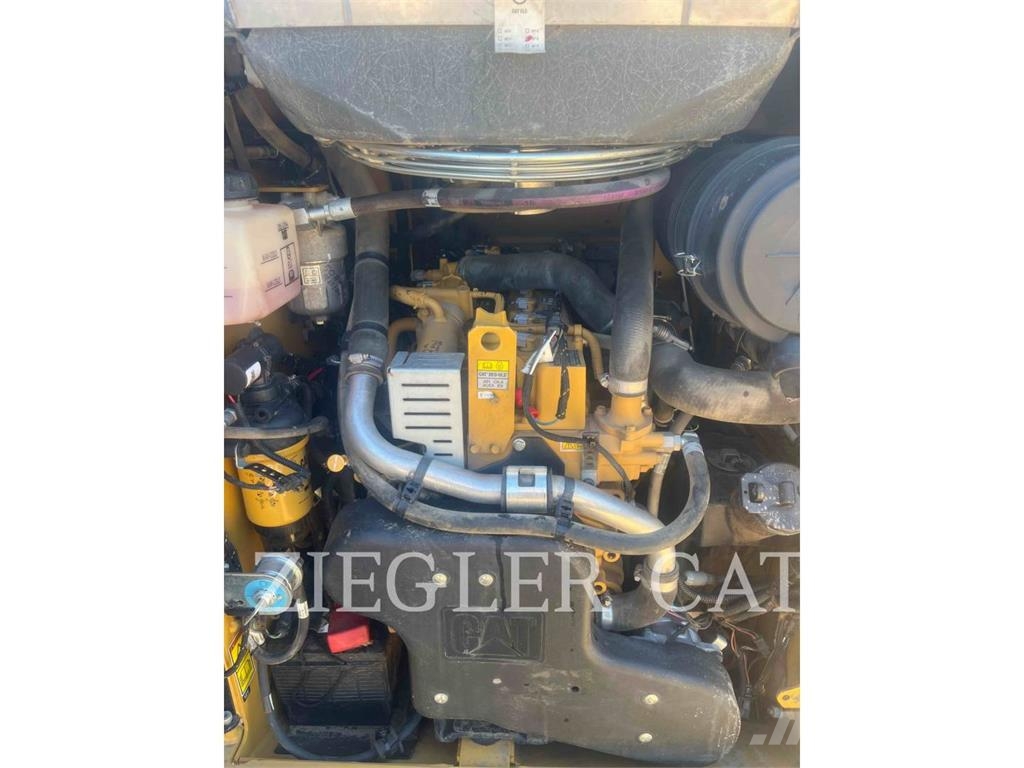 CAT 259D3 Верижен товарач