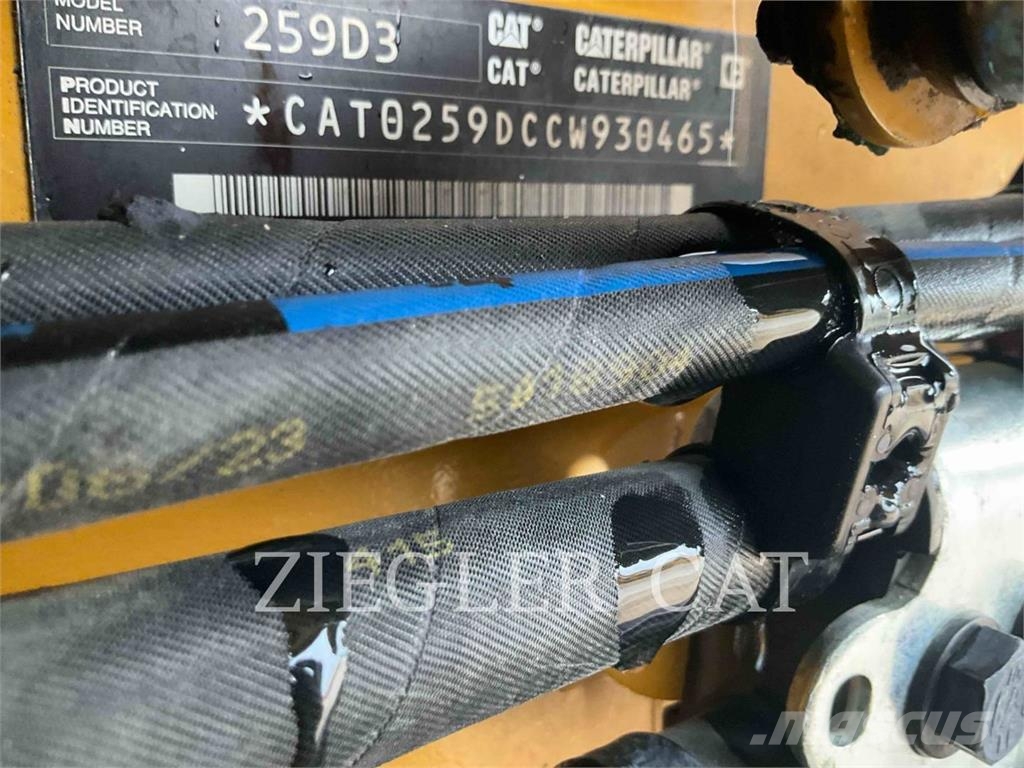 CAT 259D3 Верижен товарач