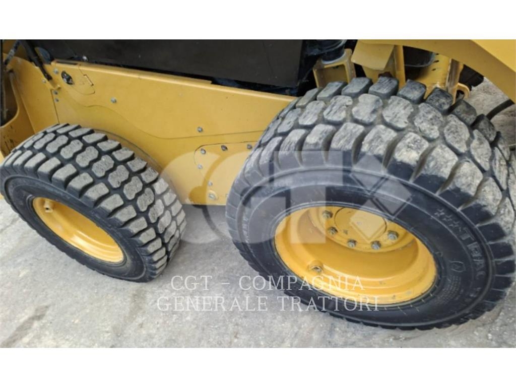 CAT 262D لوادر انزلاقية التوجيه