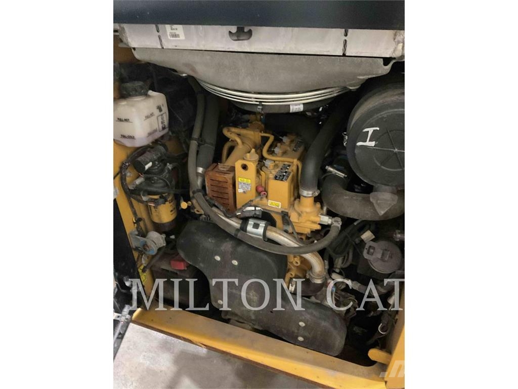 CAT 262D 3 لوادر انزلاقية التوجيه