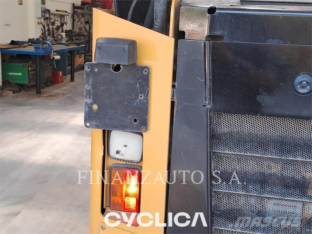 CAT 262D3 Lietoti riteņu kompaktiekrāvēji